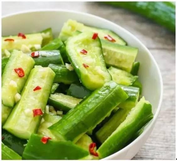 娱乐圈吃瓜里的凉菜是什么意思,吃瓜群众热议的“凉菜”究竟何意?